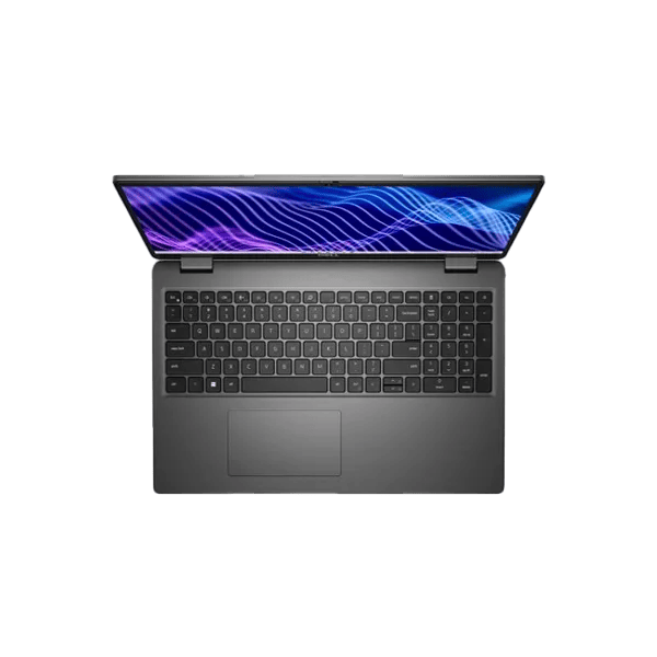 La computadora portátil Dell Latitude 3540 con Intel Core i5-1335U está abierta sobre un fondo blanco.