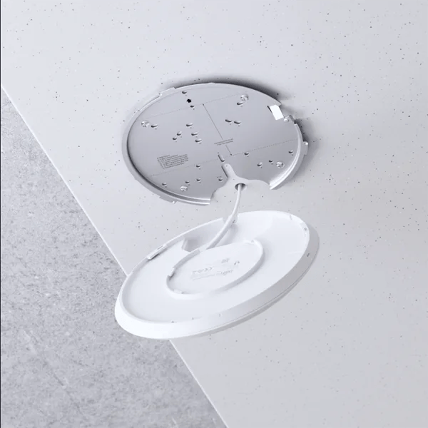 Una placa blanca colgada del techo con Ubiquiti U6 LR, tecnología Wifi 6.